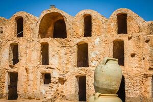 Tunisie médenine fragment de vieux ksar situé à l'intérieur village. là étaient Auparavant fortifié greniers ghorfas photo