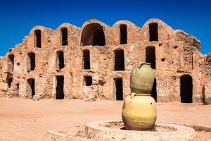 Tunisie médenine fragment de vieux ksar situé à l'intérieur village. là étaient Auparavant fortifié greniers ghorfas photo