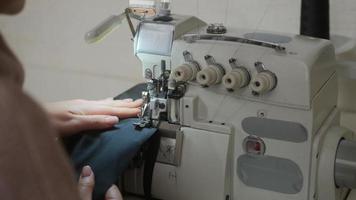 couture sur machine à coudre. tailleur coud sur machine à coudre. gros plan de la main de la femme et du processus de couture. photo