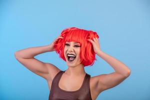 portrait de belle femme sexy en coiffure bob perruque rouge
