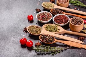 un ensemble d'épices et d'herbes. cuisine indienne photo