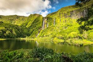 Açores paysage avec cascades et falaises dans flores île. le Portugal. photo