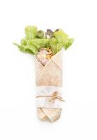 Wrap rouleau de salade avec salade de maïs au thon sur fond blanc photo