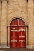 antique porte de le église de le magnifique petit ville de nobsa bien connu pour le traditionnel Fait main ruanas dans le Région de boyaca dans Colombie photo