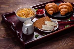 délicieux petit déjeuner avec des croissants frais et des baies mûres photo