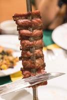 Trancher le steak à la brésilienne sur plaque