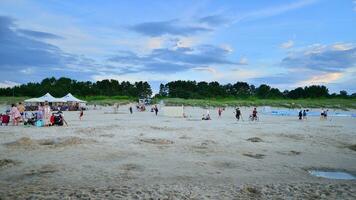 swinoujscie, Pologne. 15 août 2023. gens dans le soir sur le plage de le baltique mer sur le île de utilisé. photo