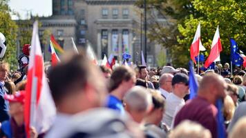 Varsovie, Pologne. 1 octobre 2023. Mars de une million cœurs. des centaines de milliers Mars dans anti-gouvernement manifestation à spectacle soutien pour démocratie. le spontané réaction de personnes. photo