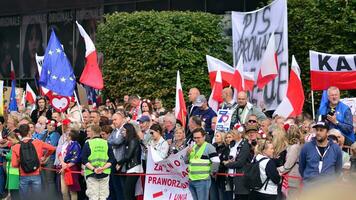 Varsovie, Pologne. 1 octobre 2023. Mars de une million cœurs. des centaines de milliers Mars dans anti-gouvernement manifestation à spectacle soutien pour démocratie. le spontané réaction de personnes. photo