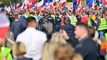 Varsovie, Pologne. 1 octobre 2023. Mars de une million cœurs. des centaines de milliers Mars dans anti-gouvernement manifestation à spectacle soutien pour démocratie. le spontané réaction de personnes. photo