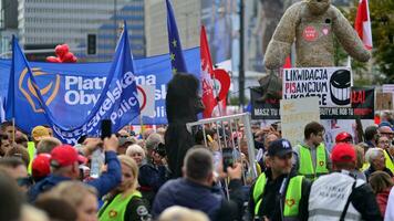 Varsovie, Pologne. 1 octobre 2023. Mars de une million cœurs. des centaines de milliers Mars dans anti-gouvernement manifestation à spectacle soutien pour démocratie. le spontané réaction de personnes. photo