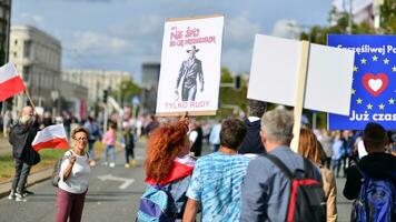 Varsovie, Pologne. 1 octobre 2023. Mars de une million cœurs. des centaines de milliers Mars dans anti-gouvernement manifestation à spectacle soutien pour démocratie. le spontané réaction de personnes. photo