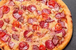 pizza au pepperoni avec fromage mozzarella, salami, jambon