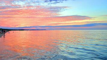 une été le coucher du soleil paysage sur le horizon. mer dans d'or couleurs et incroyable des nuages sur ciel. photo