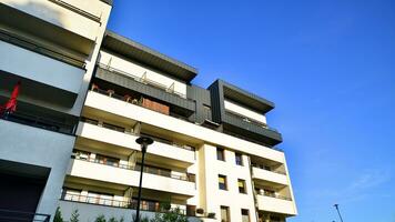 moderne appartement bâtiment dans une Résidentiel bâtiment photo