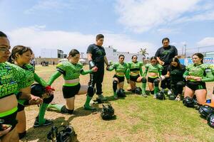 Puebla, Mexique 2023 - mexicain femmes américain Football joueurs recueillies dans une cercle écoute à le l'entraîneur instructions photo