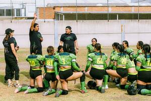 Puebla, Mexique 2023 - amical Jeu de aux femmes américain Football dans Mexique sur une plat champ sur une ensoleillé journée photo