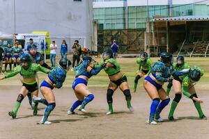 Puebla, Mexique 2023 - amical Jeu de aux femmes américain Football dans Mexique sur une plat champ sur une ensoleillé journée photo