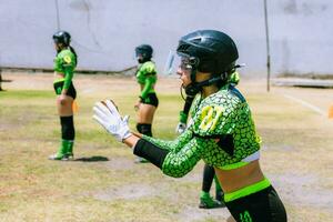 Puebla, Mexique 2023 - amical Jeu de aux femmes américain Football dans Mexique sur une plat champ sur une ensoleillé journée photo