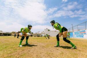 Puebla, Mexique 2023 - amical Jeu de aux femmes américain Football dans Mexique sur une plat champ sur une ensoleillé journée photo