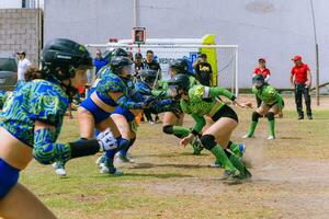 Puebla, Mexique 2023 - amical Jeu de aux femmes américain Football dans Mexique sur une plat champ sur une ensoleillé journée photo