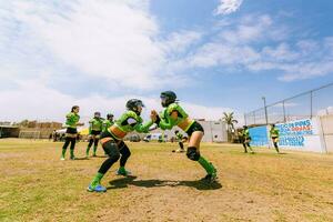 Puebla, Mexique 2023 - amical Jeu de aux femmes américain Football dans Mexique sur une plat champ sur une ensoleillé journée photo