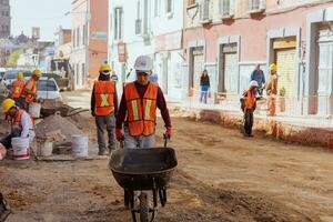 Puebla, Mexique 2023 - construction ouvriers travail à réparation une rue dans le historique centre de puebla photo