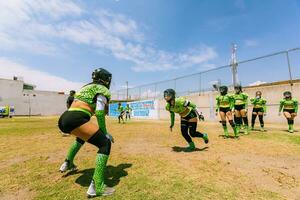 Puebla, Mexique 2023 - amical Jeu de aux femmes américain Football dans Mexique sur une plat champ sur une ensoleillé journée photo