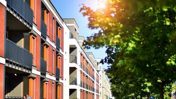 vert communauté. éco appartement bâtiment économie énergie et Frais air concept. bloquer de appartements dans magnifique vert Publique photo