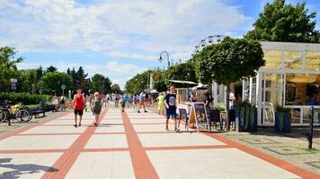 swinoujscie, Pologne. 15 août 2023. le populaire plage promenade sur le polonais baltique mer côte. touristes marcher le long de le promenade. photo