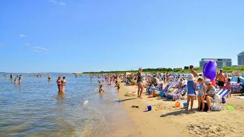 swinoujscie, Pologne. 15 août 2023. gens se détendre sur le bondé plage de le baltique mer sur le île de utilisé. photo