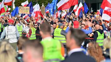 Varsovie, Pologne. 1 octobre 2023. Mars de une million cœurs. des centaines de milliers Mars dans anti-gouvernement manifestation à spectacle soutien pour démocratie. le spontané réaction de personnes. photo