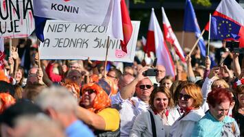 Varsovie, Pologne. 1 octobre 2023. Mars de une million cœurs. des centaines de milliers Mars dans anti-gouvernement manifestation à spectacle soutien pour démocratie. le spontané réaction de personnes. photo