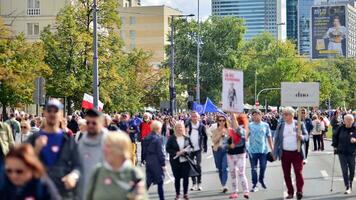 Varsovie, Pologne. 1 octobre 2023. Mars de une million cœurs. des centaines de milliers Mars dans anti-gouvernement manifestation à spectacle soutien pour démocratie. le spontané réaction de personnes. photo