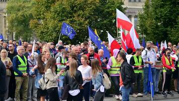 Varsovie, Pologne. 1 octobre 2023. Mars de une million cœurs. des centaines de milliers Mars dans anti-gouvernement manifestation à spectacle soutien pour démocratie. le spontané réaction de personnes. photo