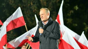 Varsovie, Pologne. 9 octobre 2023. Donald défense parle à un élection se rallier après une télévisé débat sur gouvernement télévision à le fin de le campagne. photo