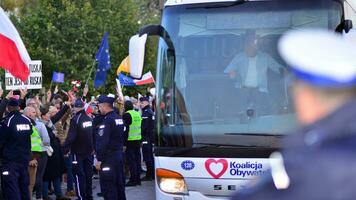 Varsovie, Pologne. 9 octobre 2023.. élection autobus de le civique coalition. Tuskobus. Donald défense arrive à le télévision studio pour un élection débat.. photo