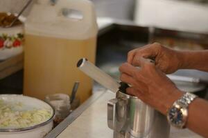 sélectif se concentrer. nourriture vendeur fabrication célèbre indonésien nourriture appelé des œufs Martabak. Martabak est populaire prendre une façon nourriture parmi indonésien. le processus de fabrication photo