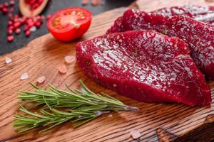steak mignon de boeuf cru frais, avec sel, grains de poivre photo