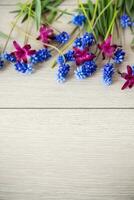 magnifique bouquet de printemps fleurs sur une en bois table photo