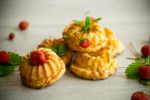 cuit sucré fromage blanc petits gâteaux avec Frais des fraises et menthe photo