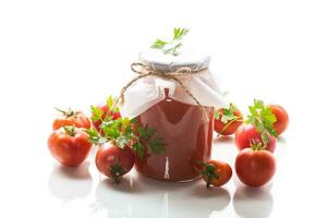 cuit fait maison tomate jus en conserve dans une pot de Naturel tomates. photo