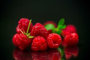 sucré framboise fruit isolé sur noir Contexte photo