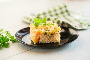 cuit bouilli riz avec courgette, carottes et des légumes dans une assiette photo