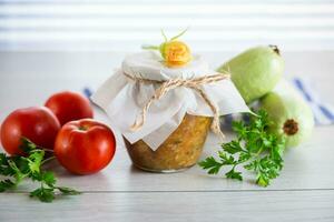 cuit Zucchini caviar avec tomates dans une verre pot,. photo