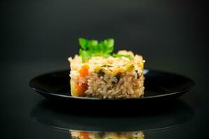 cuit bouilli riz avec courgette, carottes et des légumes dans une assiette photo