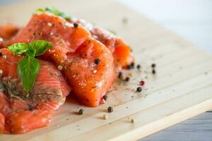 Frais gros pièces de salé rouge poisson avec épices et herbes . photo