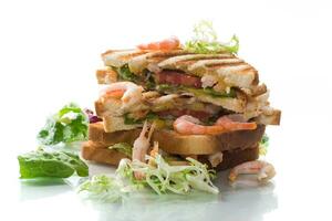 sandwich avec salade et crevette. photo