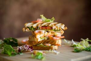 sandwich avec salade et crevette. photo