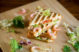 sandwich avec salade et crevette. photo